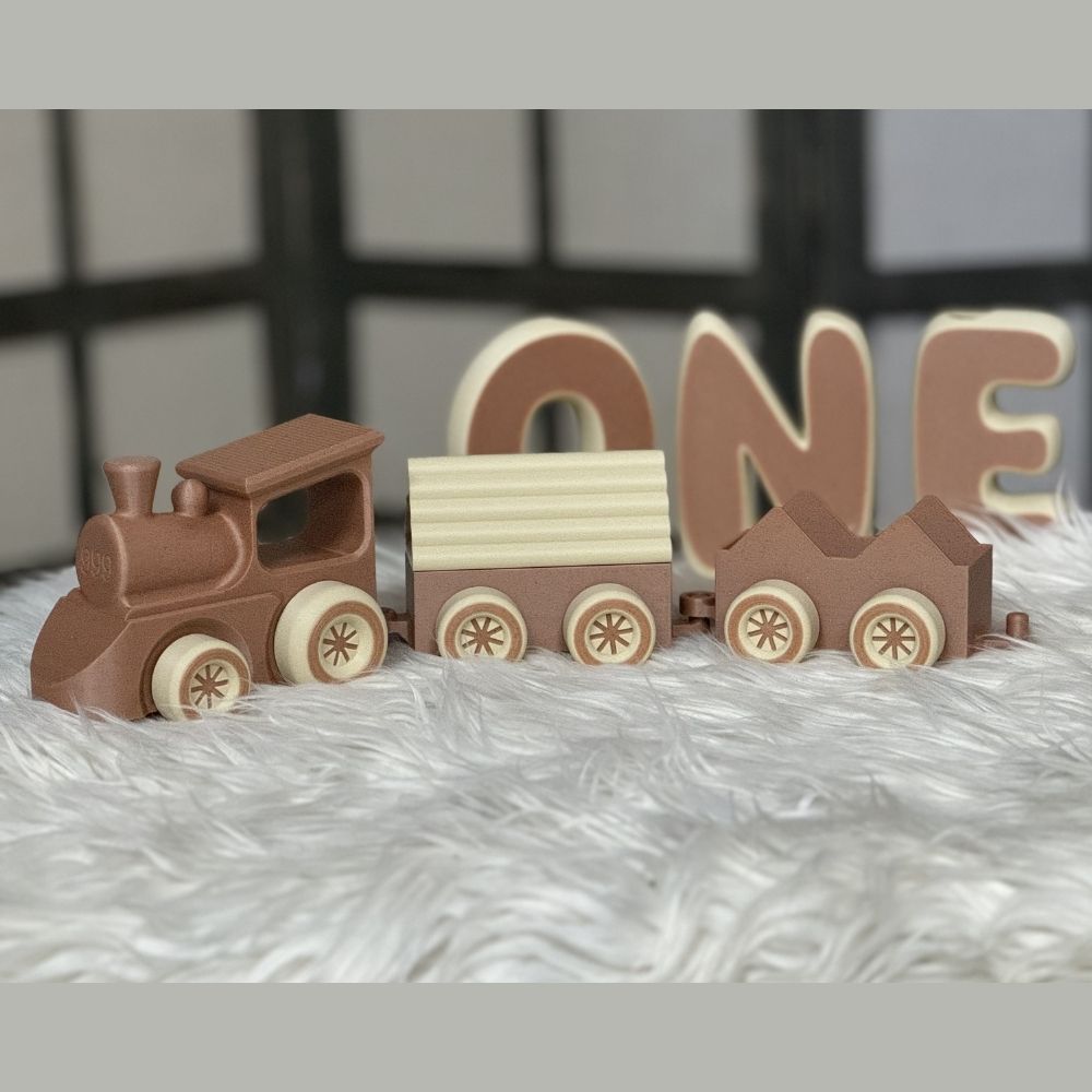 רכבת 4 חלקים בגווני חום בהיר ושמנת והמילה One בתלת ממד לצילומי גיל שנה